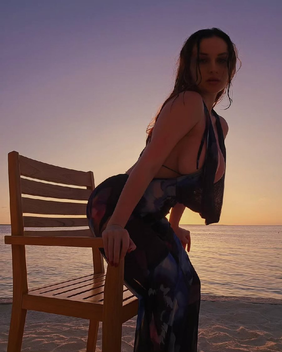 Sexy girl Miranda Faith nude in Zahedan