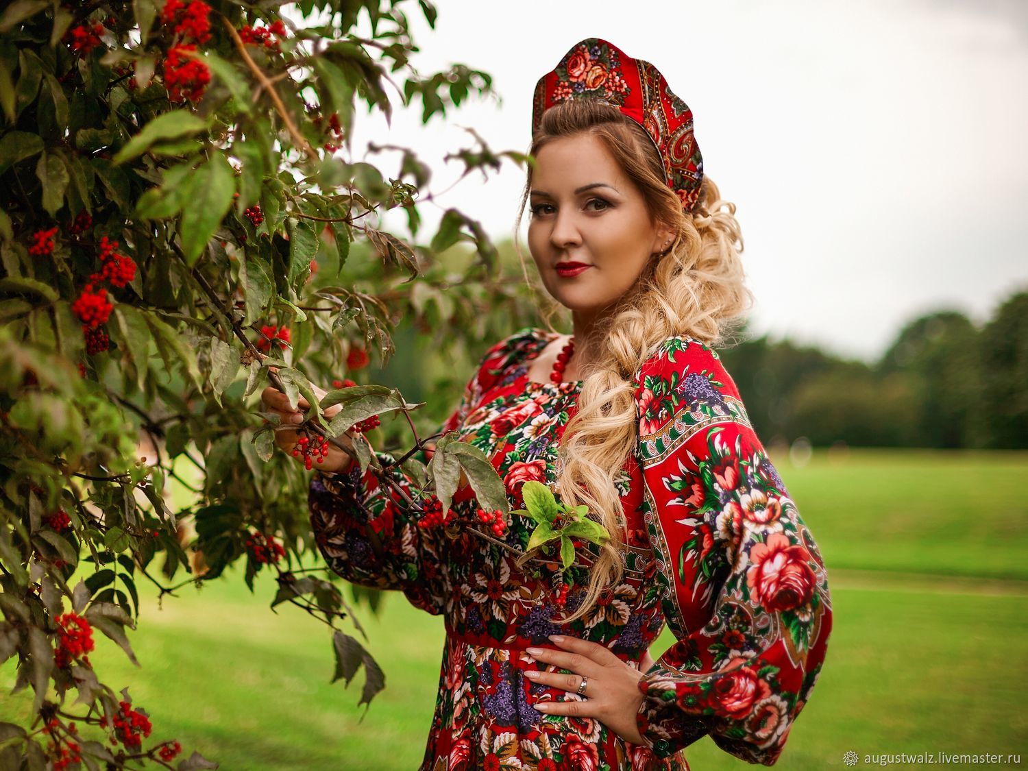 Women in Slavic costumes in Zahedan
