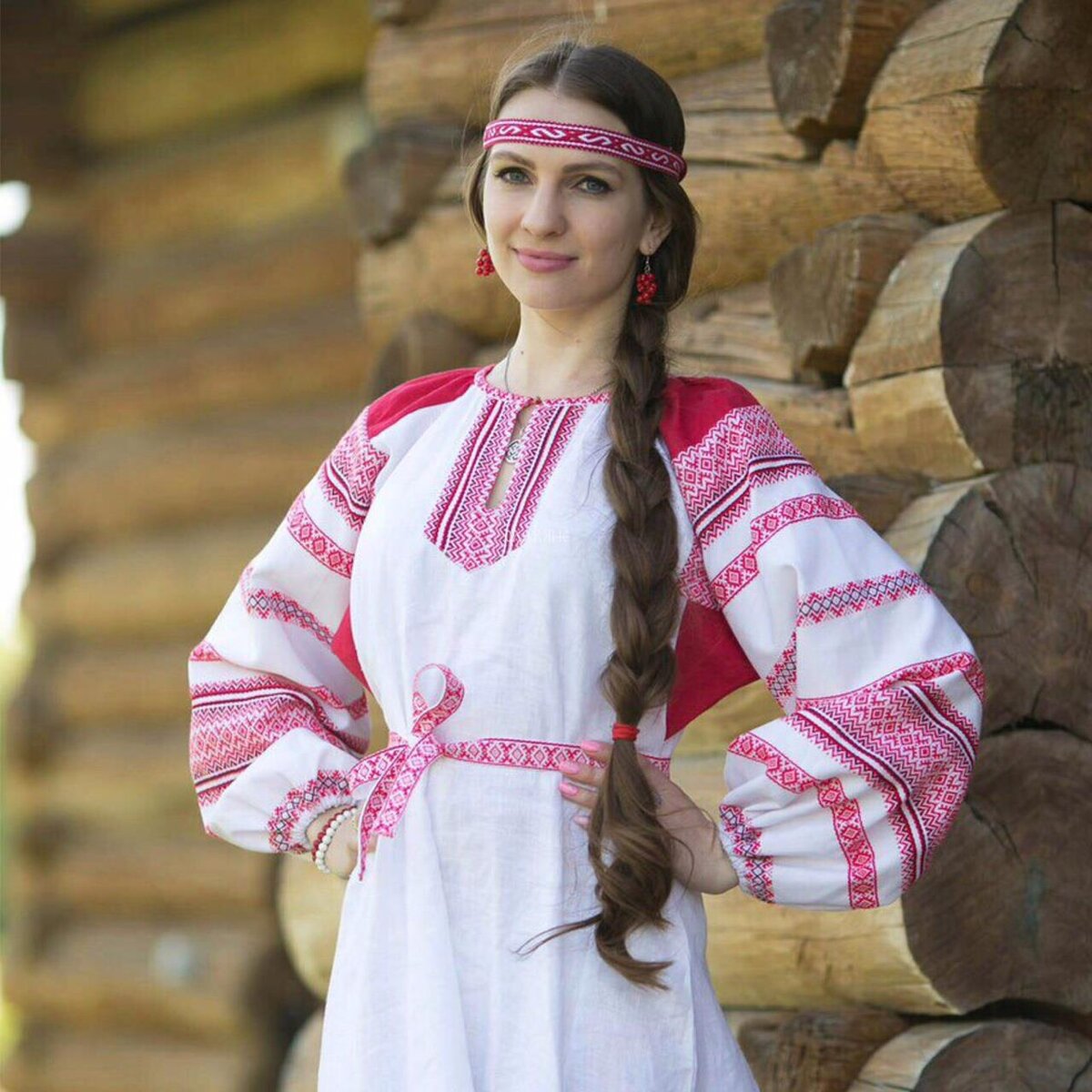 Girls in Slavic costumes in Zahedan