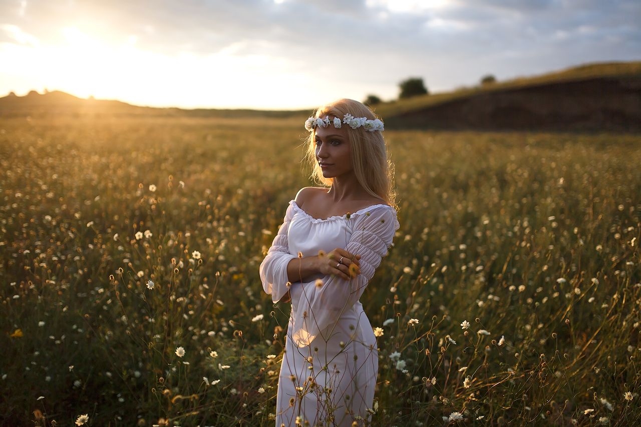 Girls in Slavic costumes in Zahedan